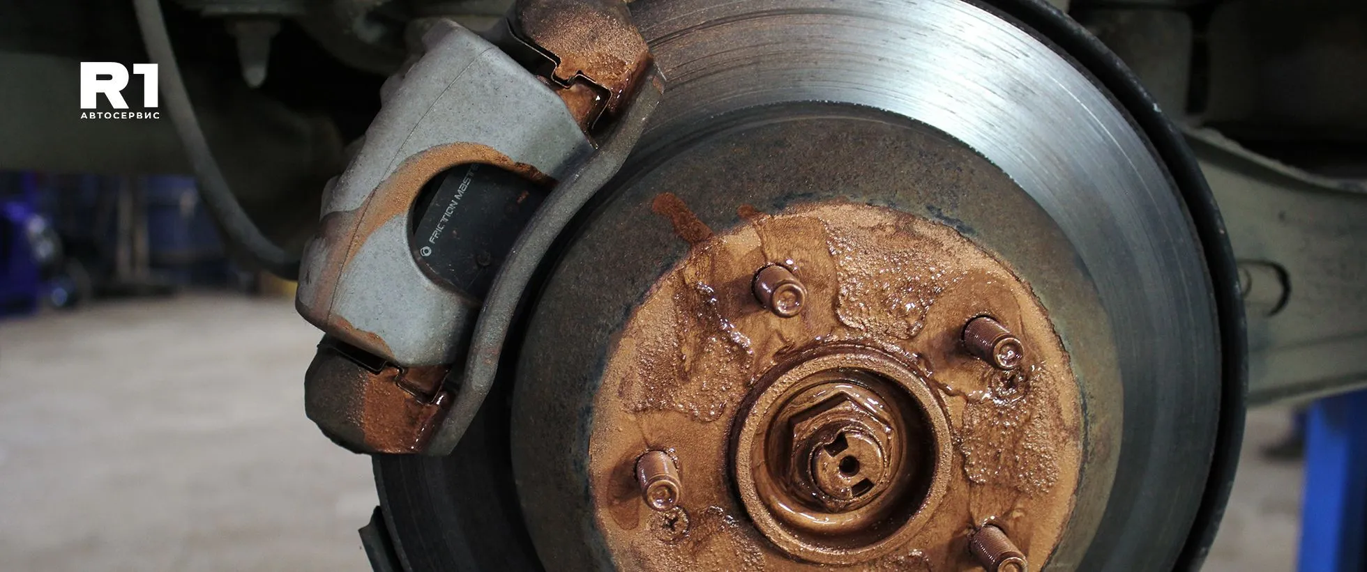 Замена передних тормозных колодок КИА Рио 3